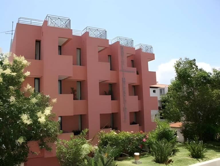 Serviced apartment with terrace, pool & yard | Near Quinta Vigia in Funchal