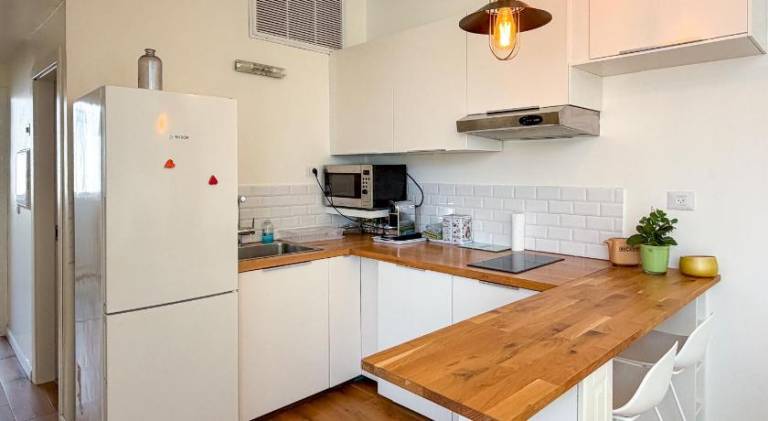 Lovely 2BR with Balcony at Gordon Beach by FeelHome — photo 4
