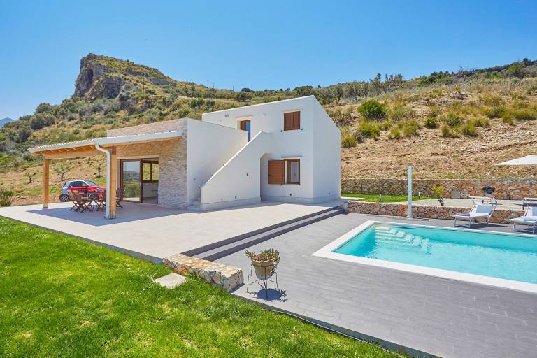 Villa with grill, private pool & garden in Trapani
