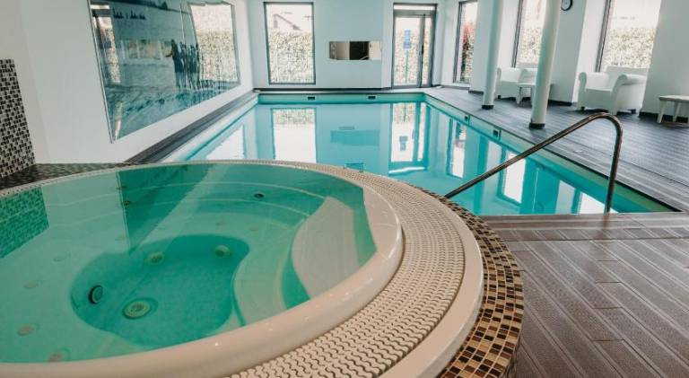 Apartment with pool & hot tub — photo 3