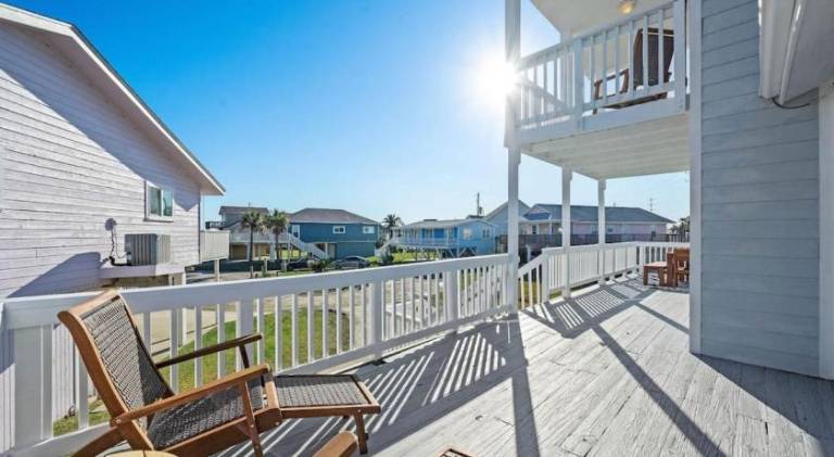 Stunning beach house with ocean views and large deck, just steps from the beach — photo 4