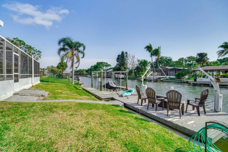 Centrally Located Cocoa Beach Haven Walk to Shore
