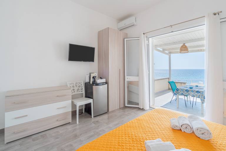 Room 'Faraglione 1' with Sea View, Wi-Fi and Air Conditioning — photo 4