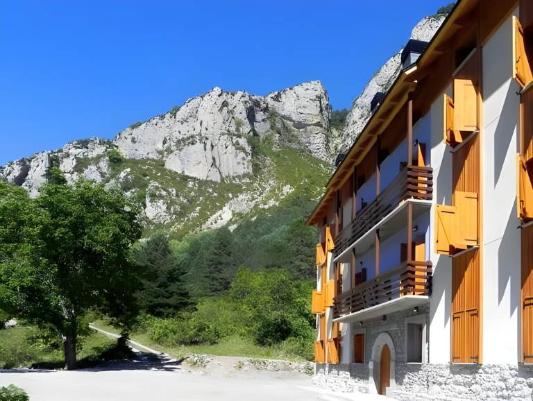 Apartment with garden, BBQ & terrace in Huesca