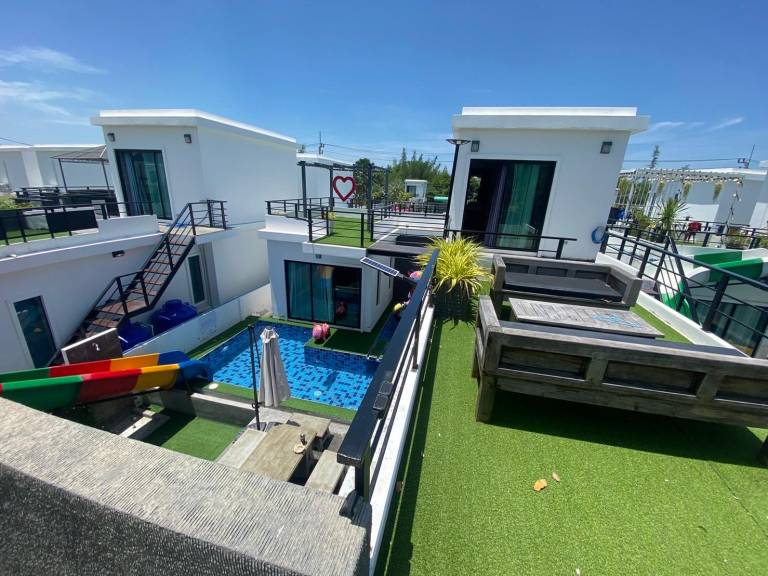 Villa with yard & pool — photo 3