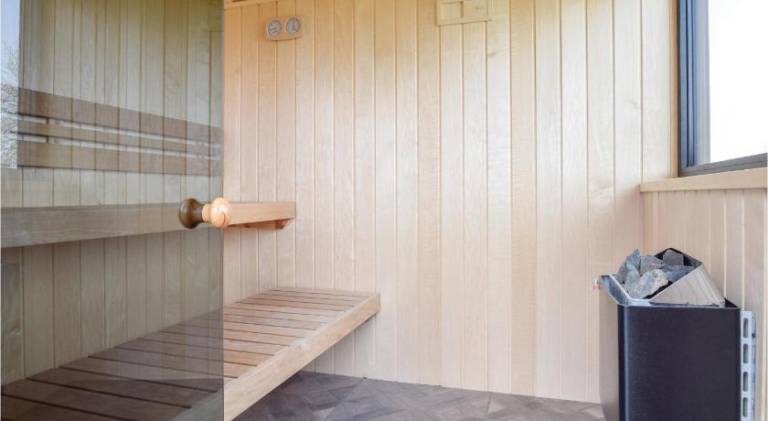 Vacation home with jacuzzi — photo 4