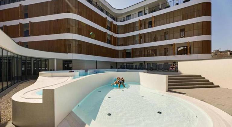 Apartment with jacuzzi & pool — photo 4