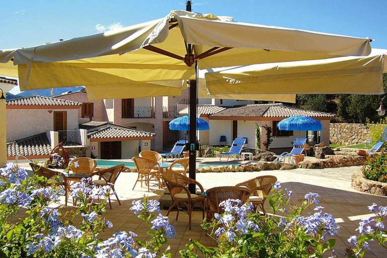 Holiday apartment with pool, garden & patio | Pets allowed — photo 3