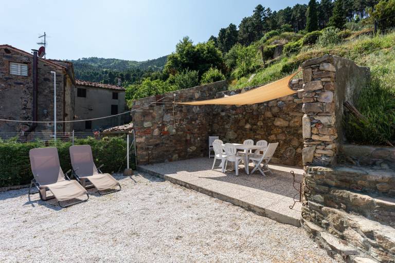 Holiday Home 'Casa Rosa' with Private Terrace, Private Garden and Wi-Fi in Capannori