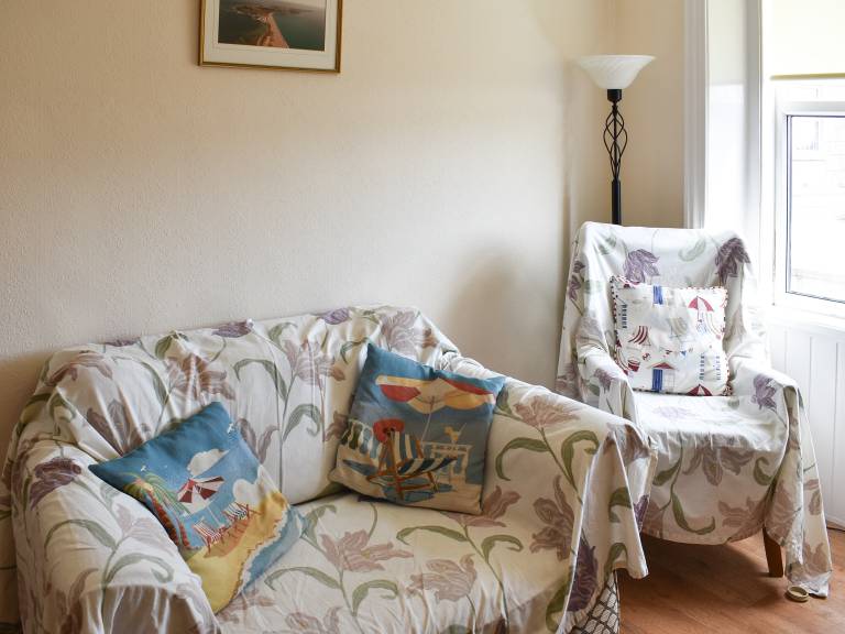 Cottage with yard & barbecue — photo 4