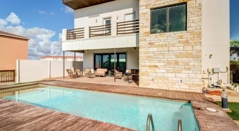 Vacation home with pool — photo 4