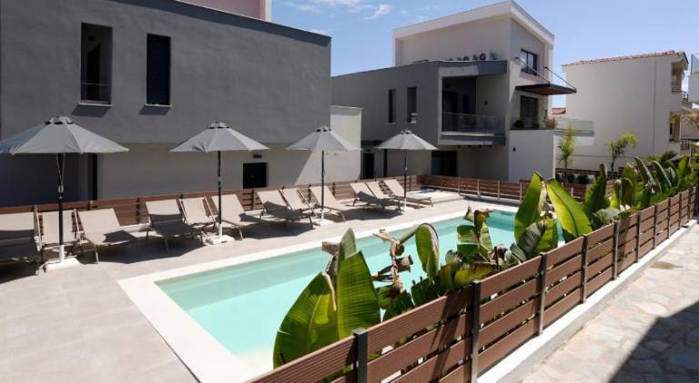 Apartment with patio, garden & private pool in Kavala