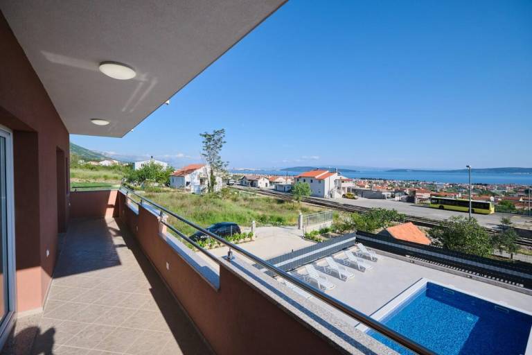 House with terrace, private pool & grill | Perfect for remote work | Pet-friendly — photo 5