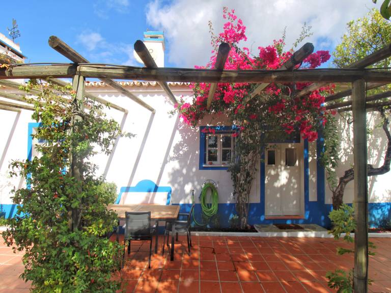 Cottage with garden, pool & barbeque — photo 3