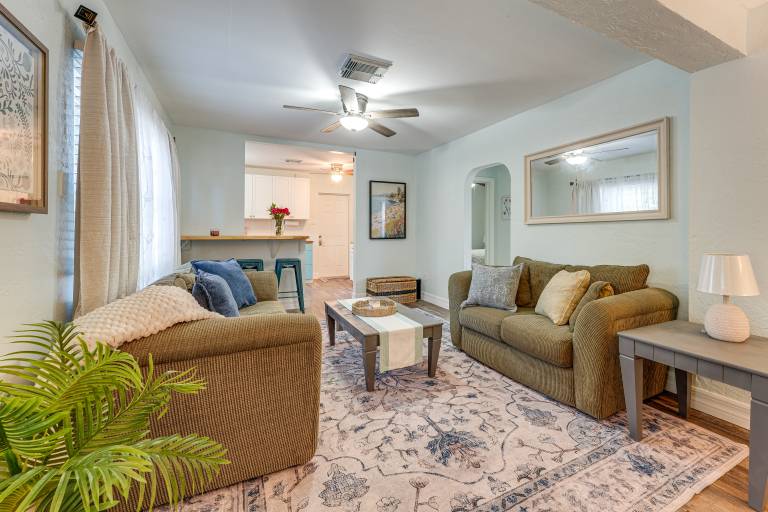 5 Mi to St Pete Beach! Snowbird Home w/ Large Yard — photo 2