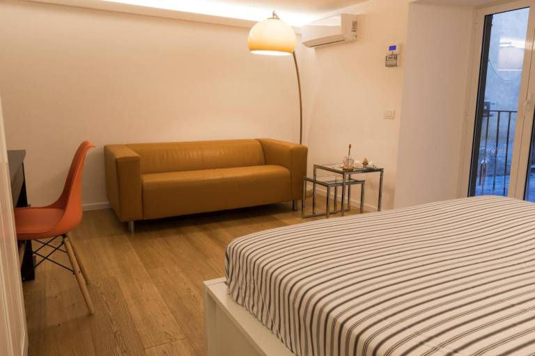 Apartment 'Fabrizio Ai Gradoni Di Chiaia' with Balcony, Wi-Fi and Air Conditioning — photo 4