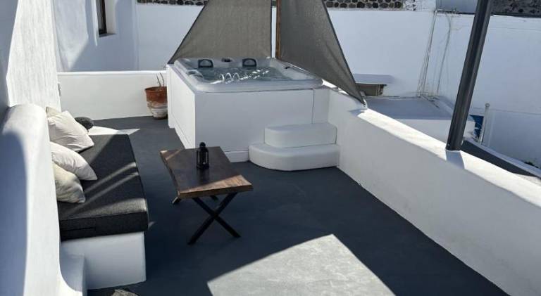 Serviced apartment with patio & hot tub — photo 5