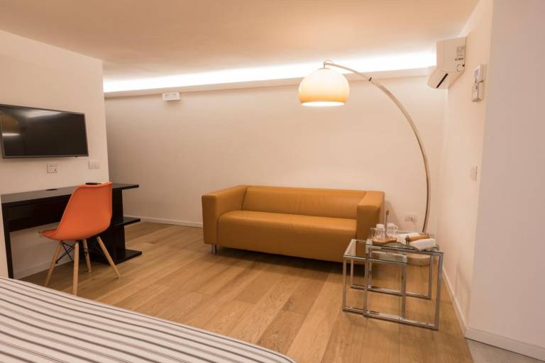 Apartment 'Fabrizio Ai Gradoni Di Chiaia' with Balcony, Wi-Fi and Air Conditioning — photo 3