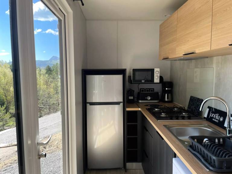 Mobile home with patio, barbeque & yard — photo 4