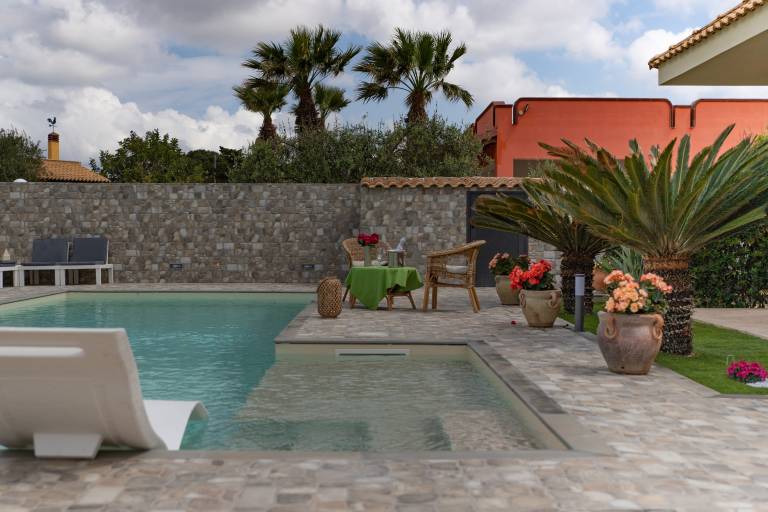 Villa with fast internet, barbecue & patio | Garden view | Close to the beach | Pets allowed in Ragusa