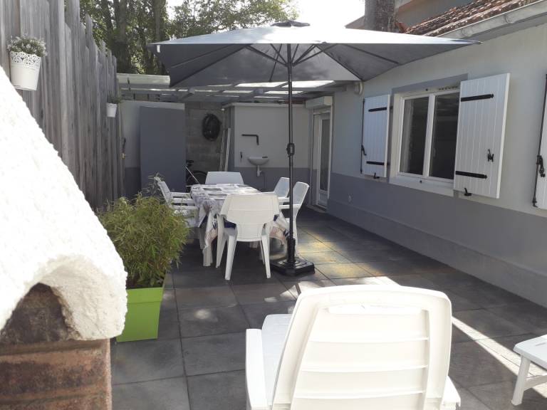 Family-oriented lovely house with yard & grill | Garden view | Pets are welcome — photo 2