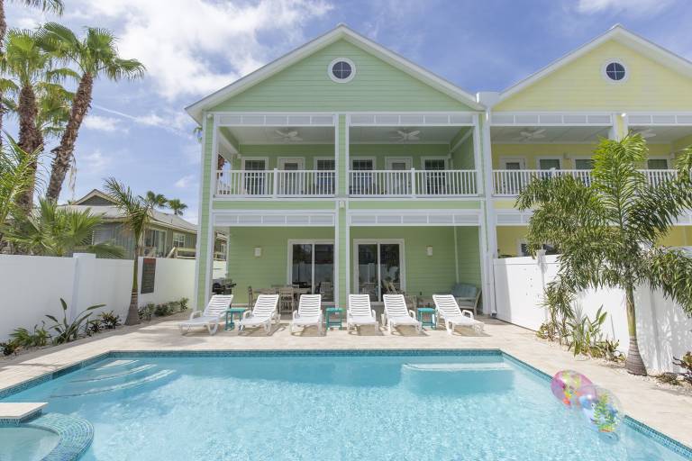 House with private pool & yard — photo 2