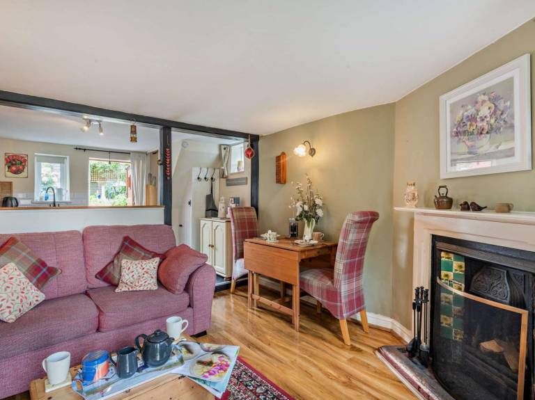 Cottage with yard — photo 4