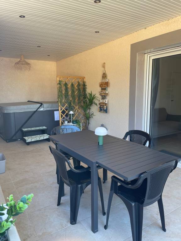 Gîte De La Fontaine with Jacuzzi, Steps from the Village — photo 5