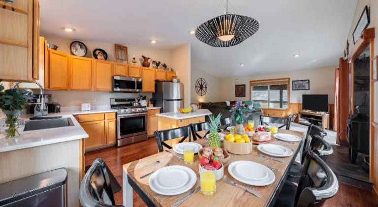 Stylish Truckee Retreat Deck Near Lake Skiing Moraine by AvantStay in Truckee, CA