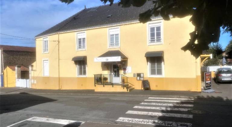Le 120 - Groupe Logis Hotels - Ex Auberge la Terrasse in Bressuire