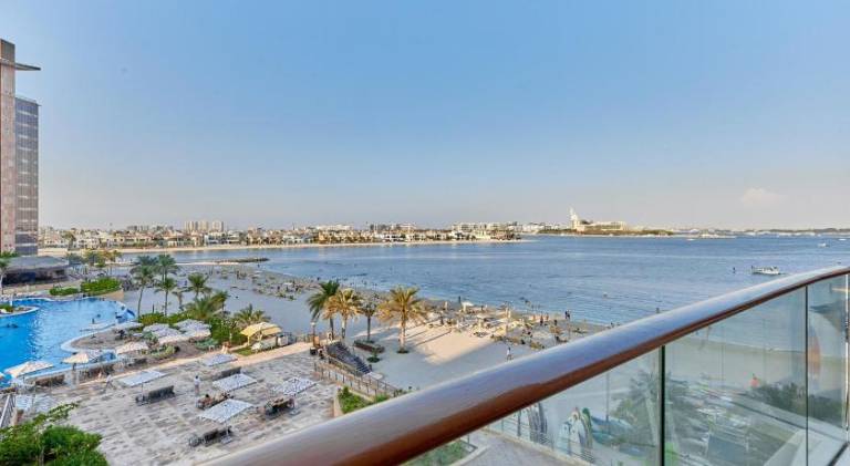 Pleasant apartment with yard & pool | Close to Palm Jumeirah | Beach nearby | Suitable for remote work | Pet-friendly — photo 4