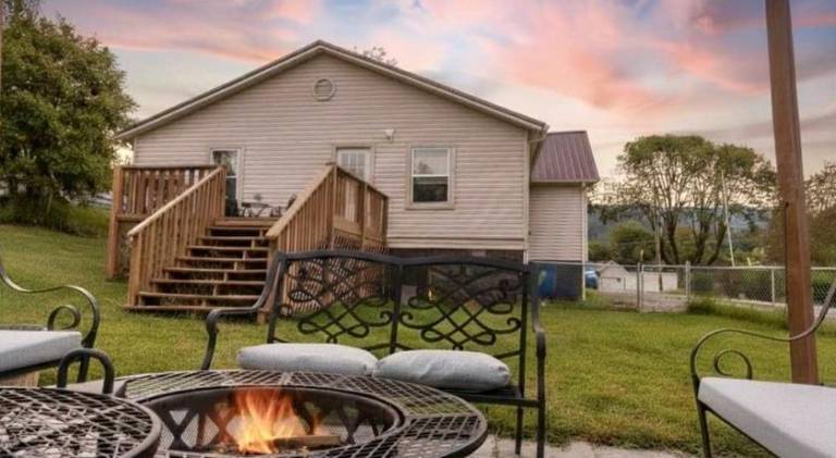 Fern Landing - Modern, Spacious, Firepit, Fully Fenced In Yard — photo 3
