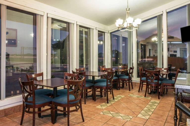 Super 8 By Wyndham San Marcos — photo 3