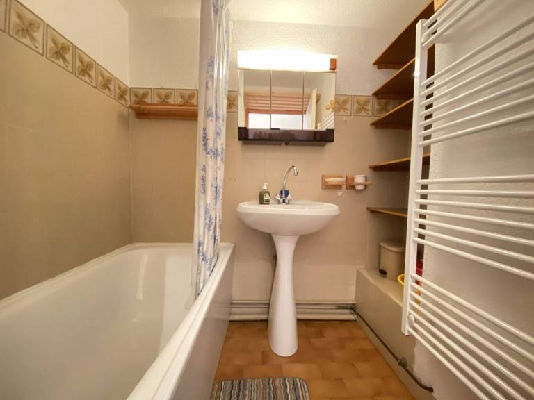 Cozy Studio with Mountain View, Near Ski Lifts, Sleeps 4 — photo 5