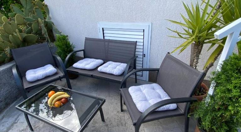 Apartment with yard & patio — photo 4