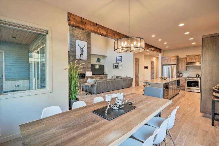 Luxury Mt Bachelor Retreat w/ Hot Tub & Patio — photo 2