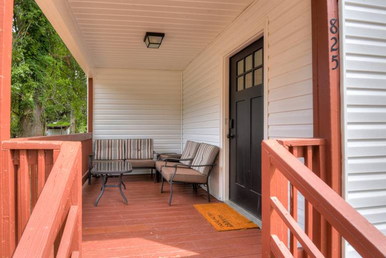 House with yard — photo 2