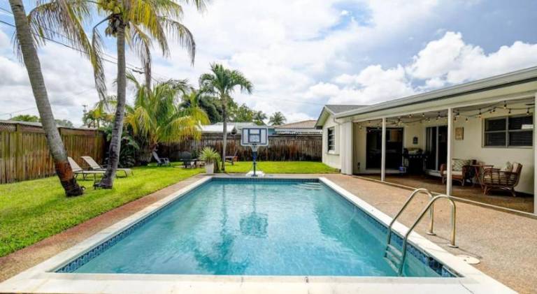 House with pool in Boynton Beach, FL