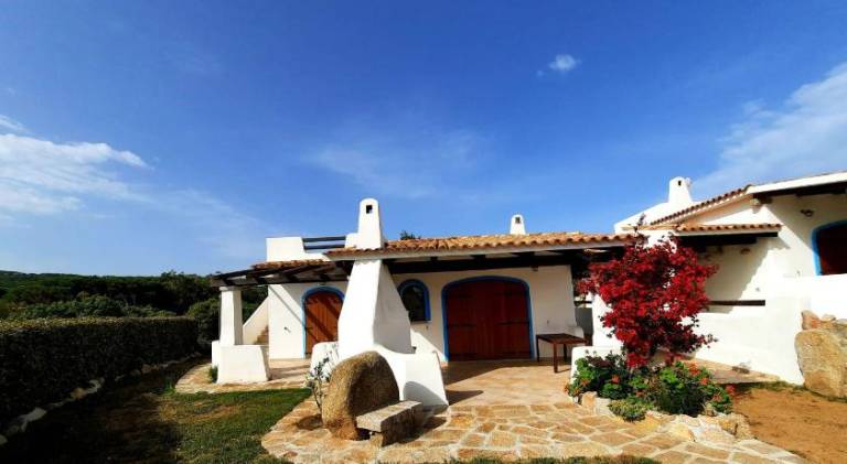 Fully equipped lovely villa with terrace, yard & grill | Beach nearby | Good for workation | Dogs allowed in Santa Teresa di Gallura