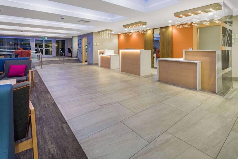 La Quinta Inn & Suites by Wyndham Orange County Airport — photo 4