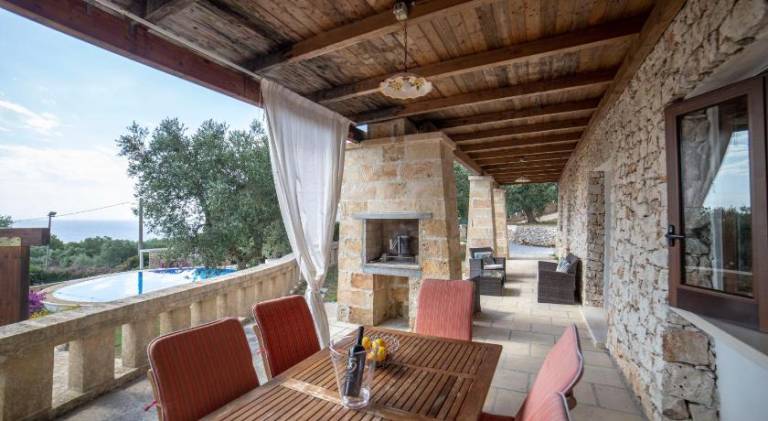 Holiday apartment with pool, yard & patio — photo 5