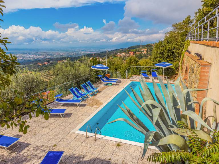 Rental apartment with pool & yard | Nature view — photo 3