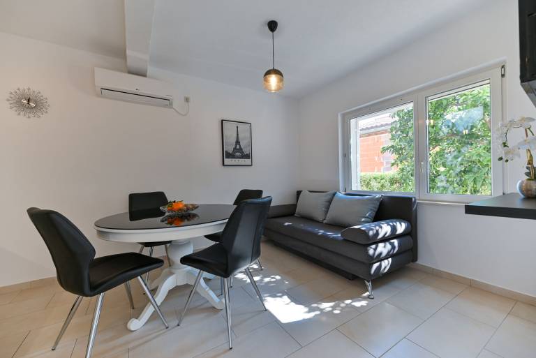 Rental apartment with grill, patio & pool | Garden view | Pets allowed in Okrug