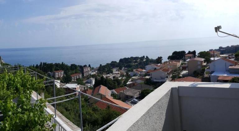 Apartment with grill, garden & patio in Ulcinj