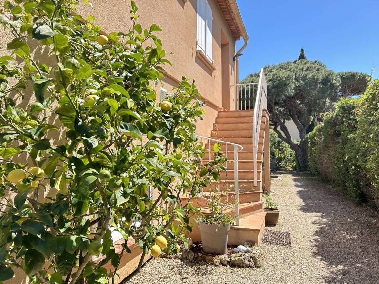 Sainte-Maxime: Villa T4 avec Piscine, Terrasse, et 3 Suites Climatisées près de la Mer — photo 2