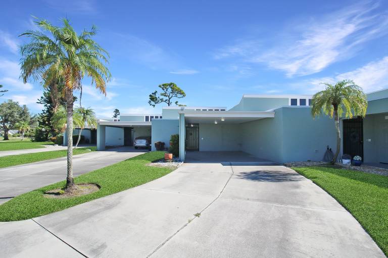 Family-friendly spacious vacation home with pool | Lake view | Pet-friendly — photo 5