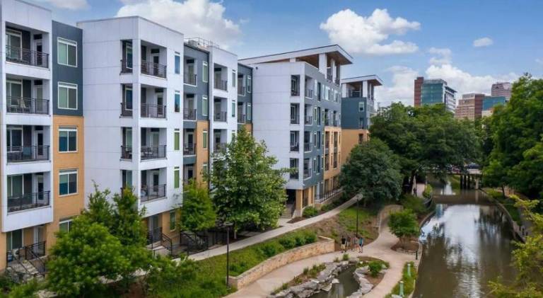 Beautiful RiverWalk Apt with Full Amenities, King Bed & Free Parking — photo 4