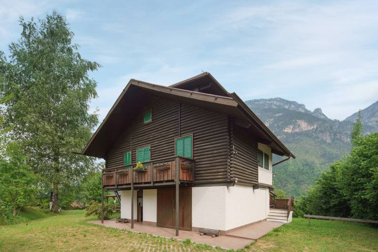 Lodge with barbeque, fast internet & yard | City view | Pets allowed — photo 5