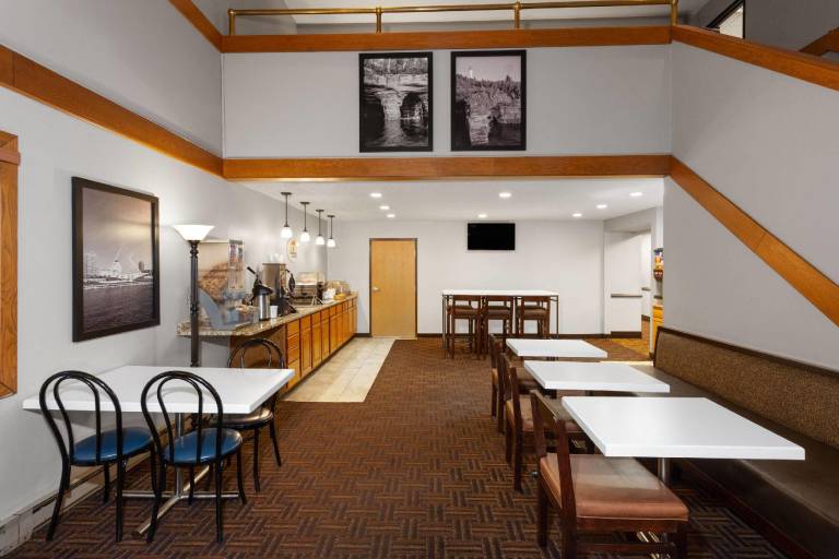 Super 8 By Wyndham Green Bay Near Stadium — photo 2