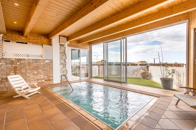 Vacation home with patio, private pool & barbecue in Lleida